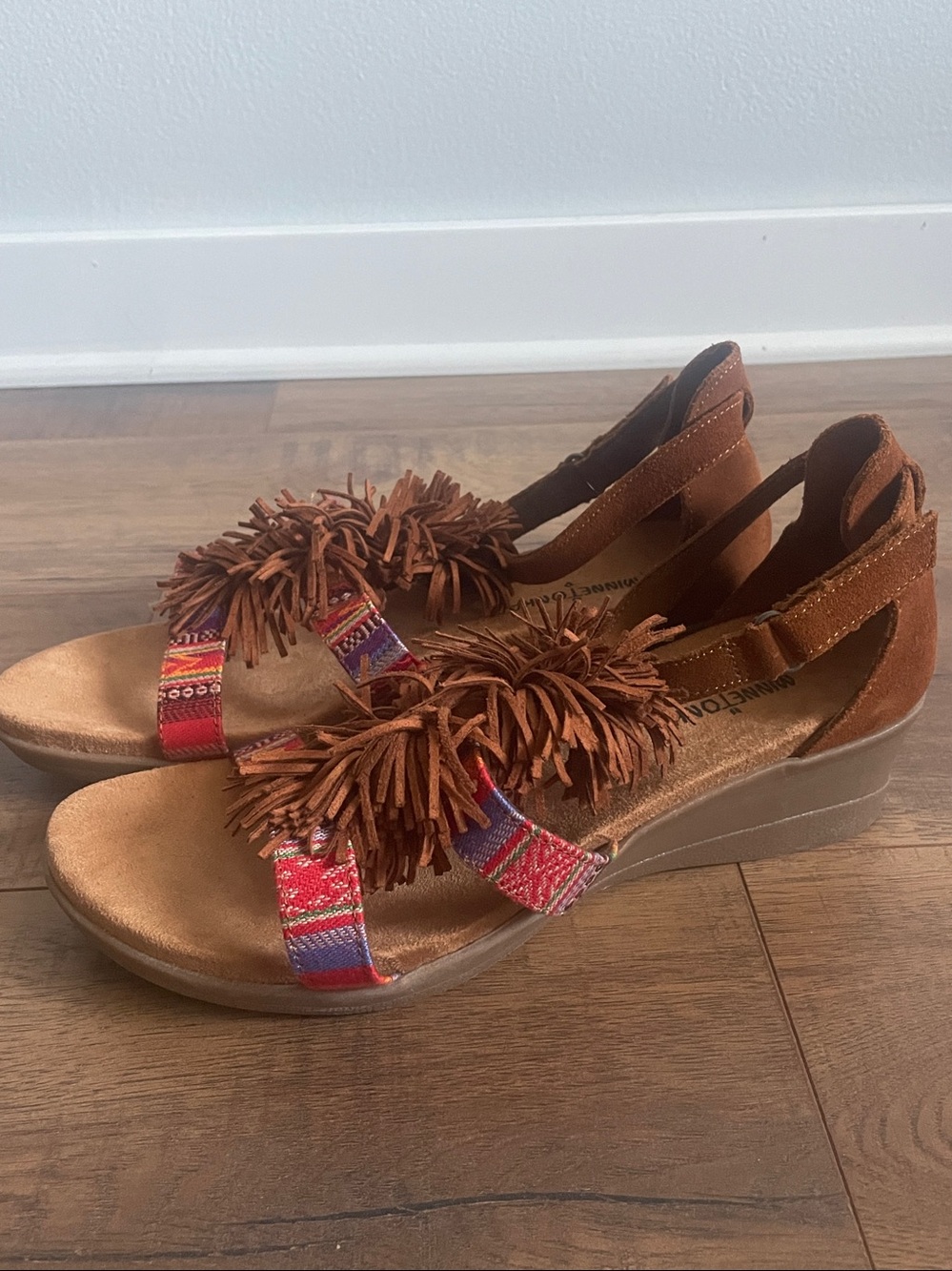 Minnetonka Desi Fringe Wedge Sandals Size 10